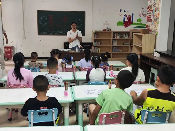 幼儿园教师正在向学习讲解防溺水知识(杨子力 摄影).jpg
